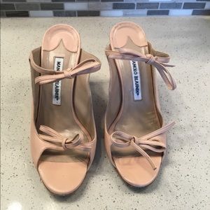 Manalo Blahnik beautiful, blush leather sandals